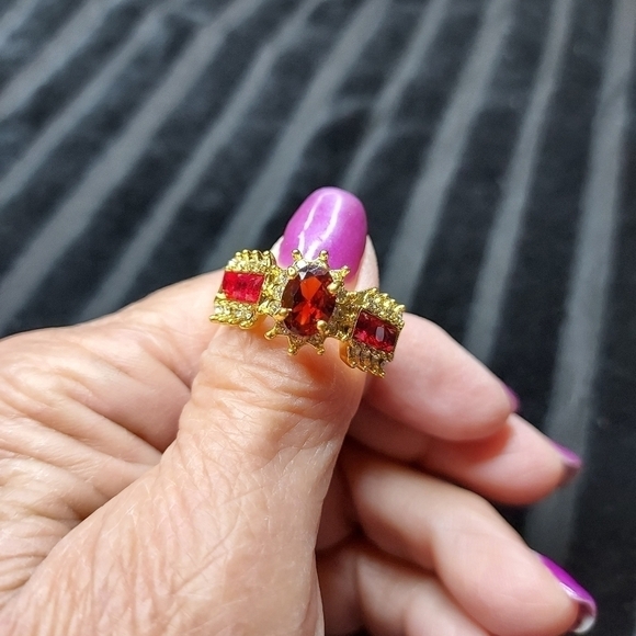 Gorgeous red stone , 925 silver in gold setting. Cubic zirconia around stone - Picture 4 of 13
